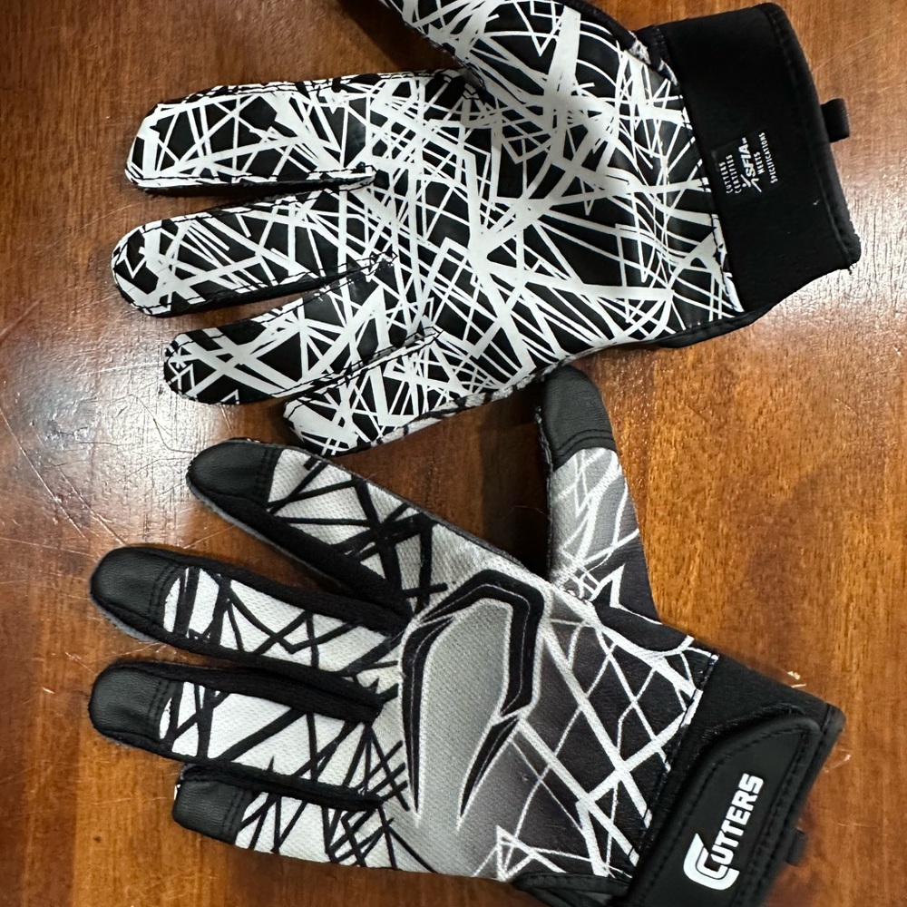Cutters Black and White Sports Gloves